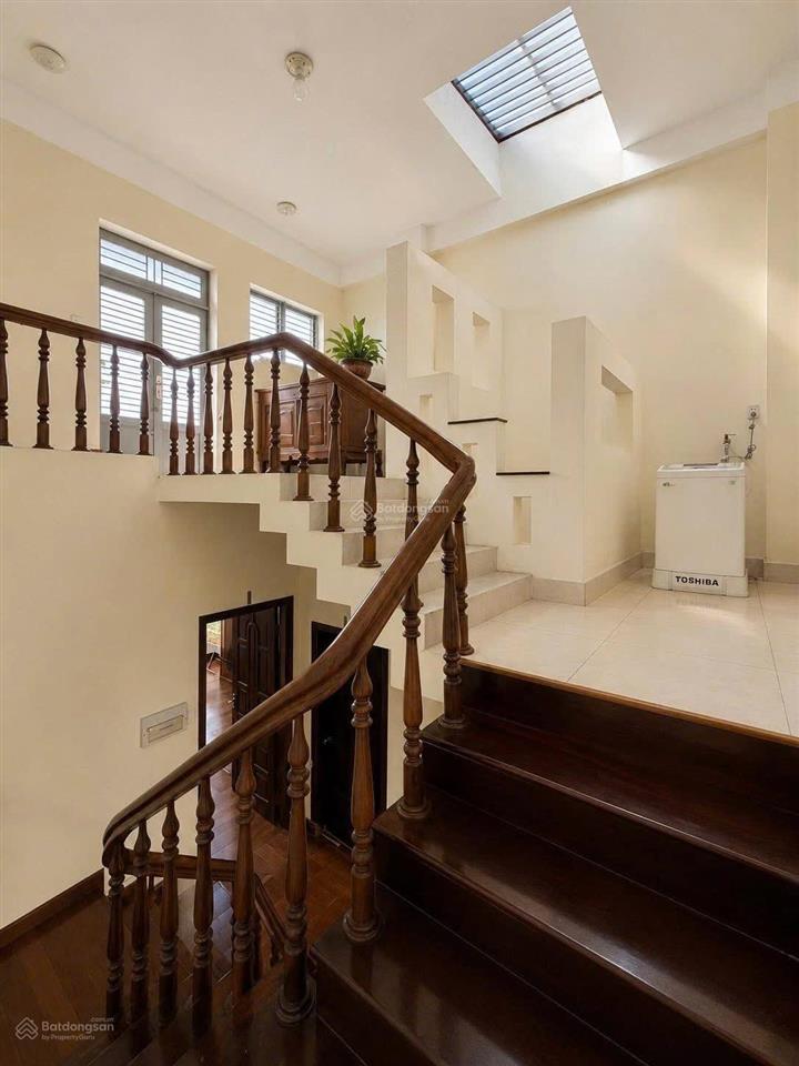 Bán nhà cách mạng tháng 8 q3 hẻm nhựa 12m 98m2 ngay ga metro 5,4m x 17m