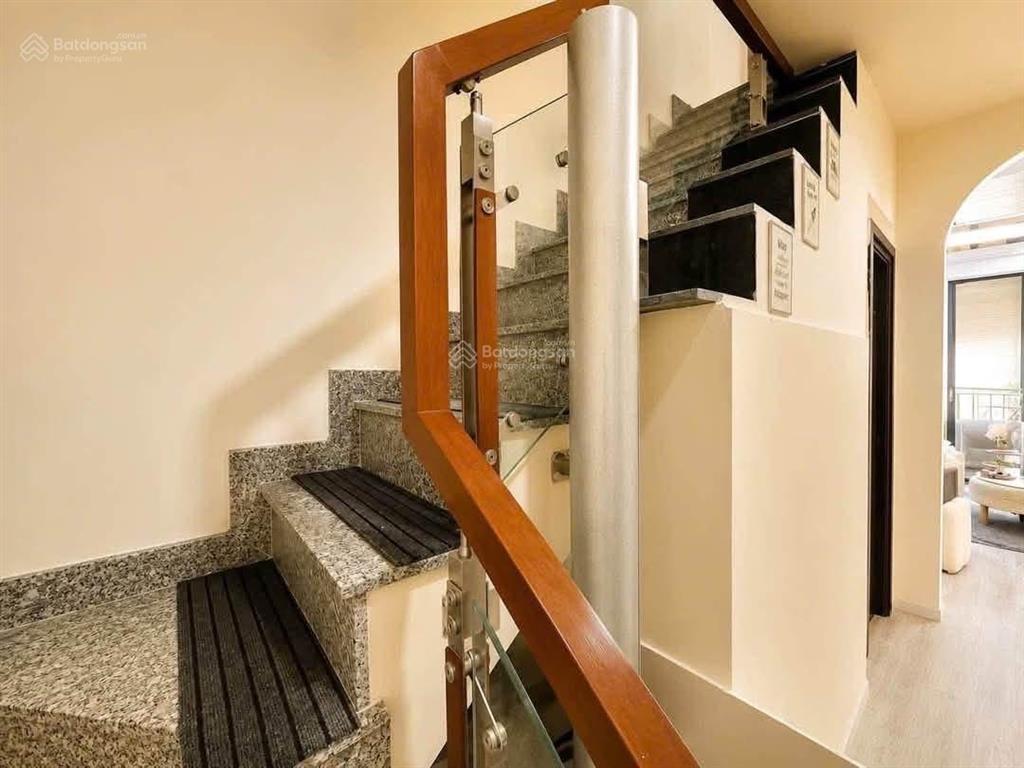 Cần bán nhà cmt8, quận 10 hxh tránh nhau 2 tầng chỉ 5.2 tỷ dtsd 50m2