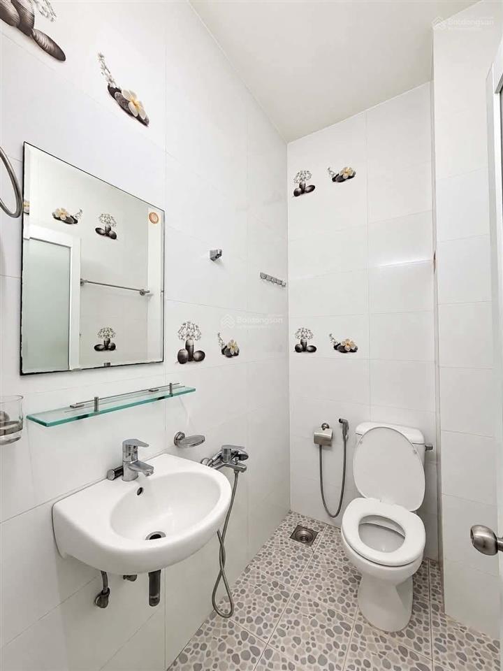 Chỉ 5,25 tỷ nhà 4 tầng, hẻm xe tải khu thành thái q10!
