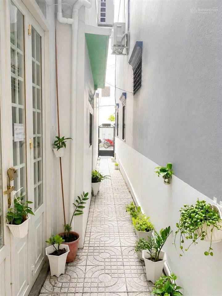 Chính chủ gửi bán nhà mới đường hồ hảo hớn quận 1 3 tầng hẻm xe hơi đỗ cửa 5.7 tỷ