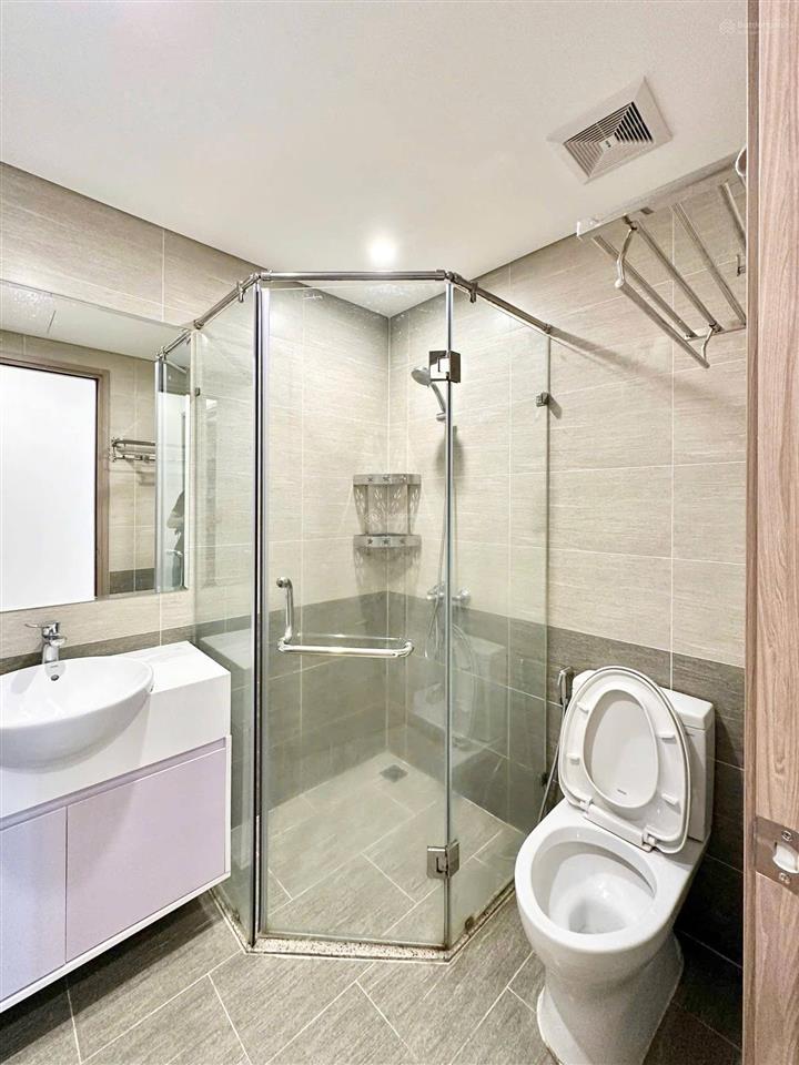 Chủ ngộp cần bán nhanh ch urban green giá 2 tỷ 55 sổ cầm tay, 2pn 2wc, dt 65m2, tặng lại nội thất