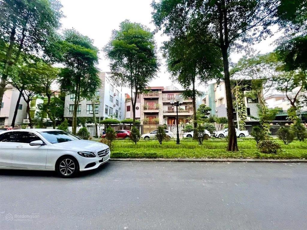 Phân lô  phố đỗ nhuận, 75m2, mặt tiền 5.5m, vỉa hè, kinh doanh, cạnh công viên hoà bình