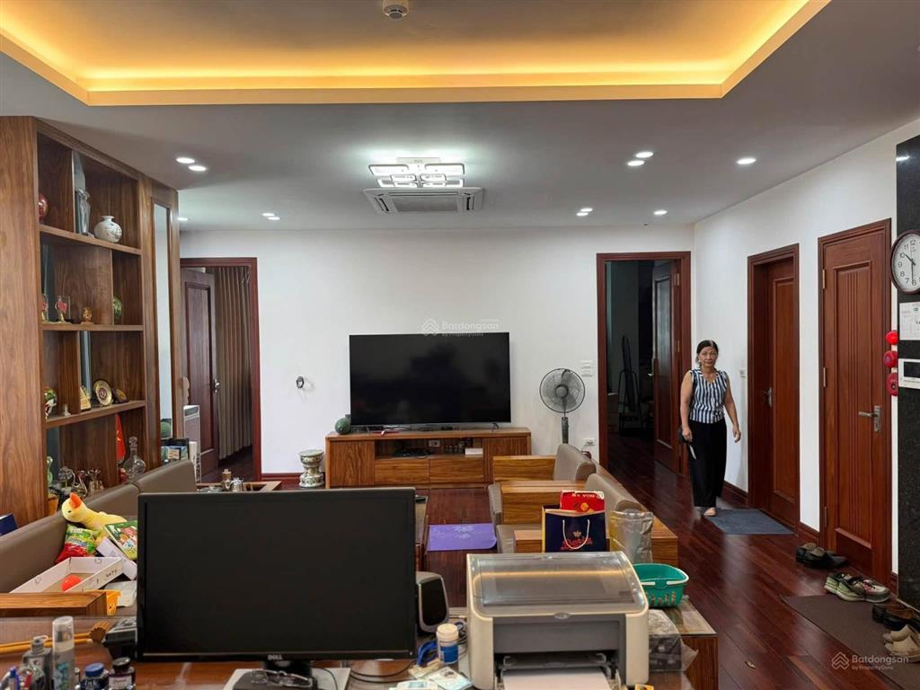 Tòa văn phòng 9 tầng mặt tiền 8,8m khu phân lô ô tô tránh view hồ điều hòa