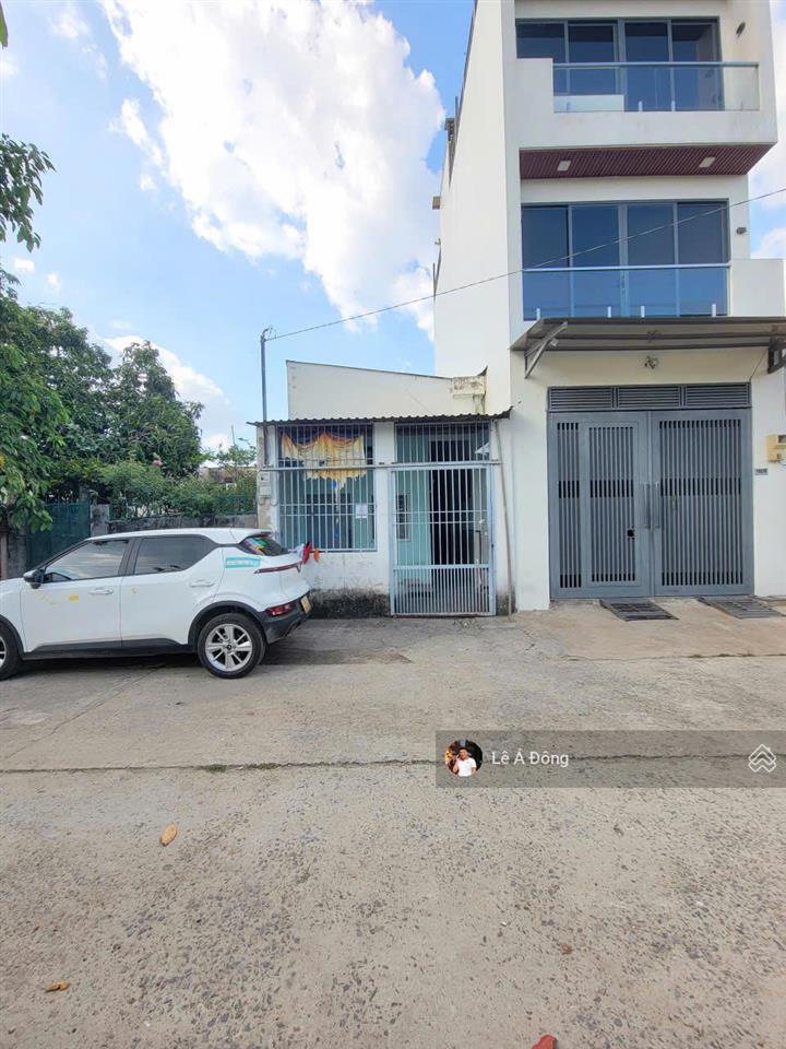 Mua là thắng. chốt là lời. nhà 4 phòng 72,2m2 full thổ cư, đang cho thuê 8tr/tháng. ngay vđ 2