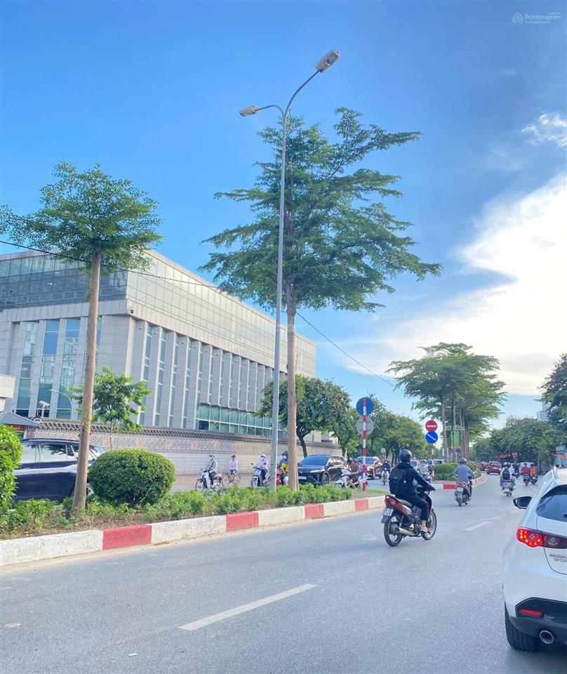 Phân lô ô tô tránh  phố đỗ nhuận, 75m, mặt tiền 5.5m, vỉa hè, kinh doanh, cạnh công viên hòa bình