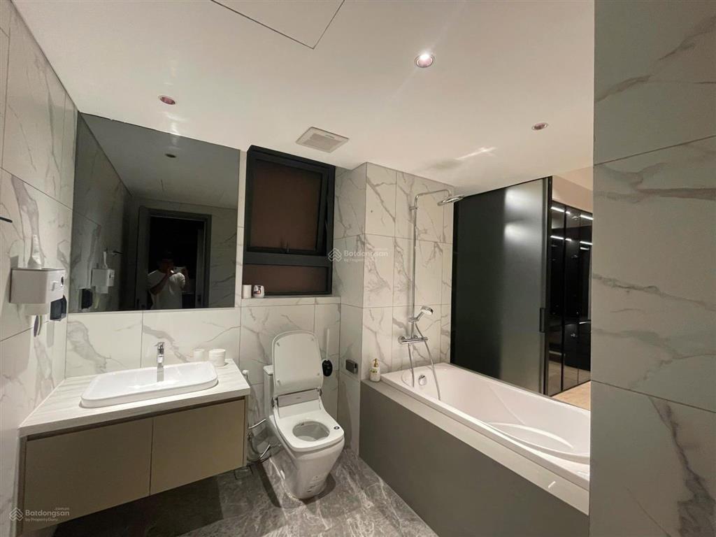 Vợ chồng tôi cần bán căn hộ 3pn view hồ chung cư vinhomes skylake full nội thất có slot ô tô