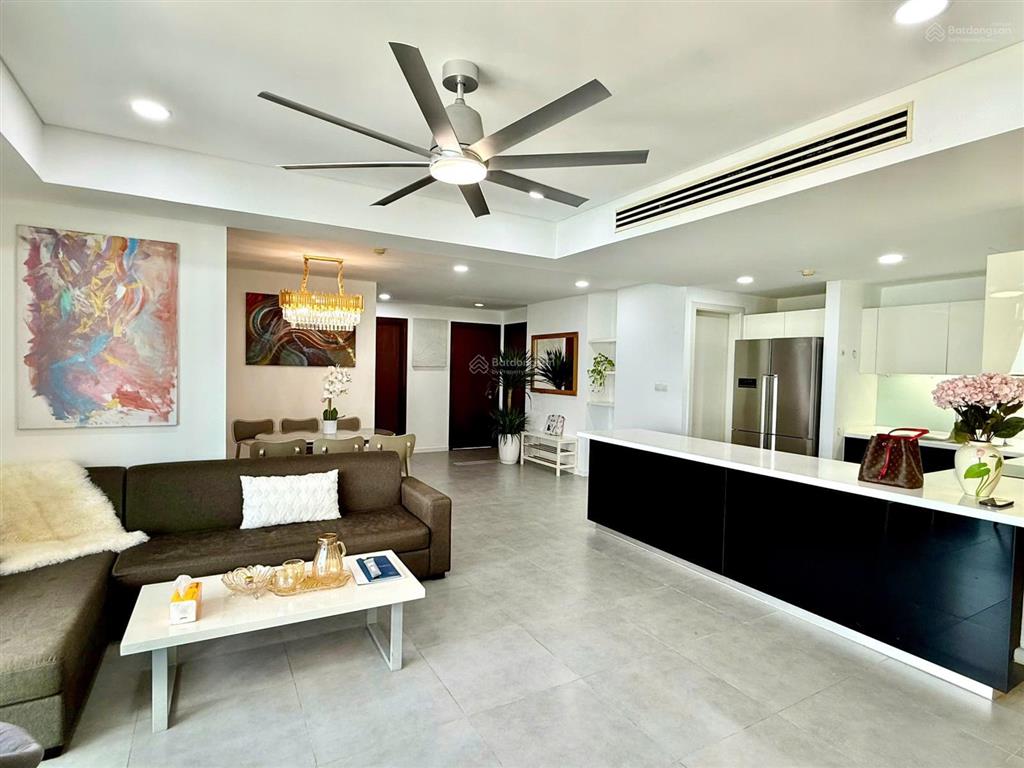 Chính chủ cần bán gấp căn 3pn view hồ tây tại vinhomes metropolis full nội thất sẵn slot ô tô