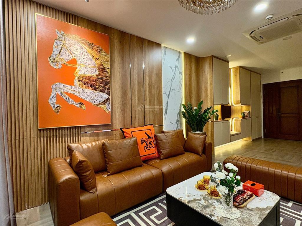 Vợ chồng tôi sang nước ngoài cần bán lại căn 3pn chung cư sun grand số 3 lương yên view sông đẹp