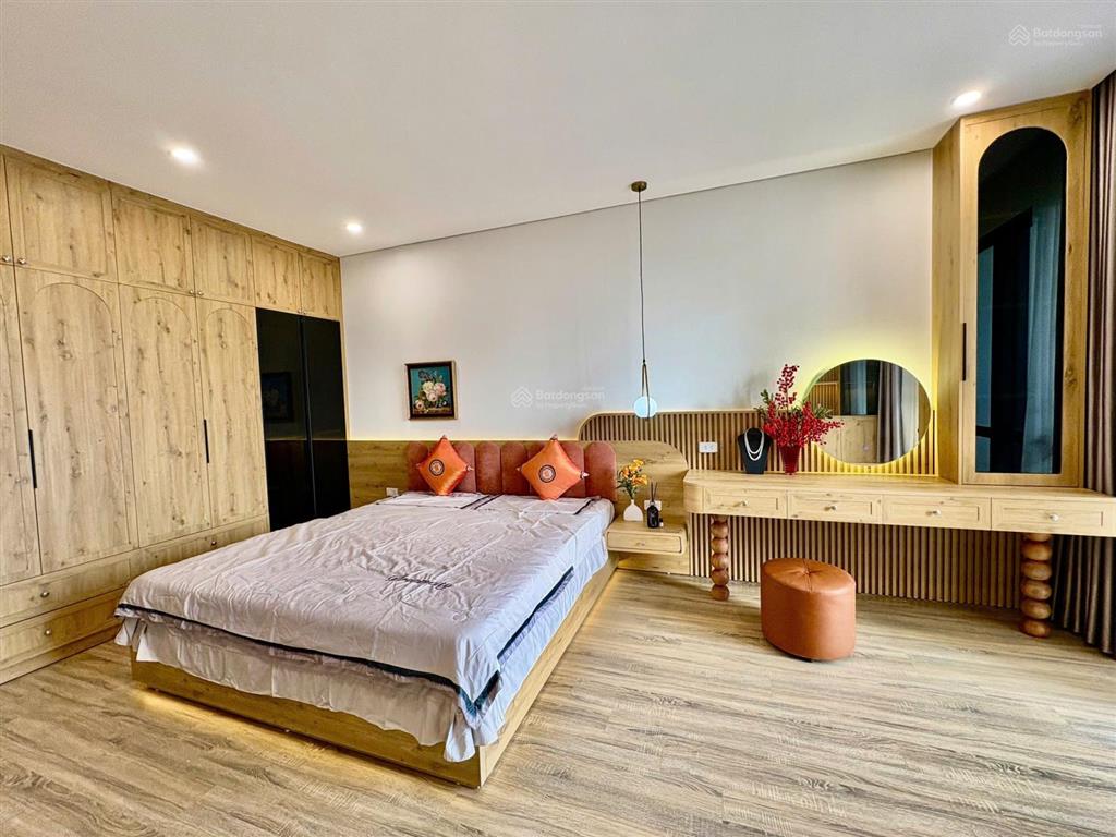 Đổi căn rộng hơn nên tôi cần bán lại căn hộ 2pn chung cư kosmo tây hồ view hồ tây có slot ô tô