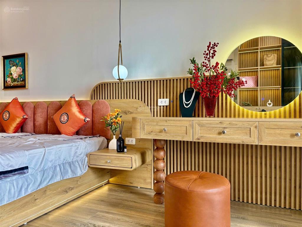 Vợ chồng tôi cần bán gấp căn hộ 3pn tại chung cư flc twin cầu giấy view hồ tây full nội thất đẹp