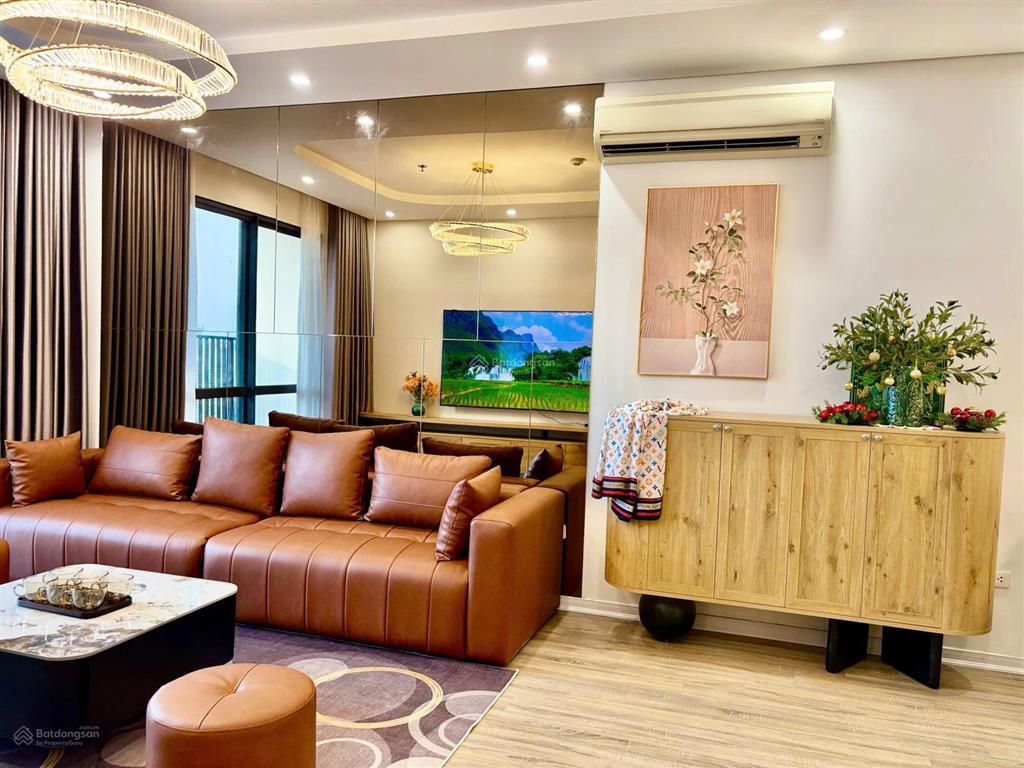 Vợ chồng tôi cần bán gấp căn hộ 3pn tại chung cư flc twin cầu giấy view hồ tây full nội thất đẹp