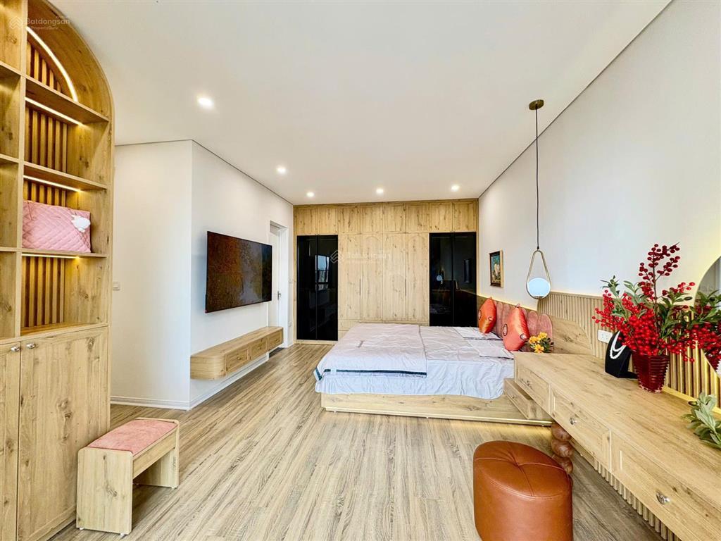 Vợ chồng tôi cần bán gấp căn hộ 3pn tại chung cư flc twin cầu giấy view hồ tây full nội thất đẹp
