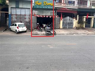 Bán căn nhà mặt đường xây kiên cố 3 tầng, 3 ngủ, 3 vs, công năng đầy đủ khu vực hà khẩu, quảng ninh