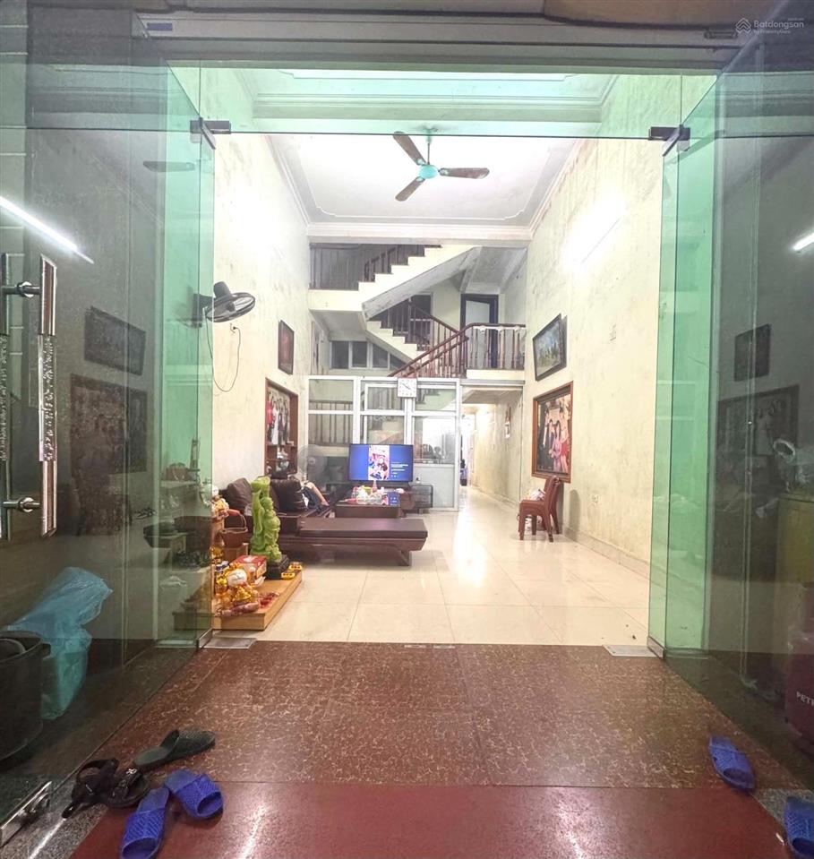 Bán căn nhà mặt đường xây kiên cố 3 tầng, 3 ngủ, 3 vs, công năng đầy đủ khu vực hà khẩu, quảng ninh