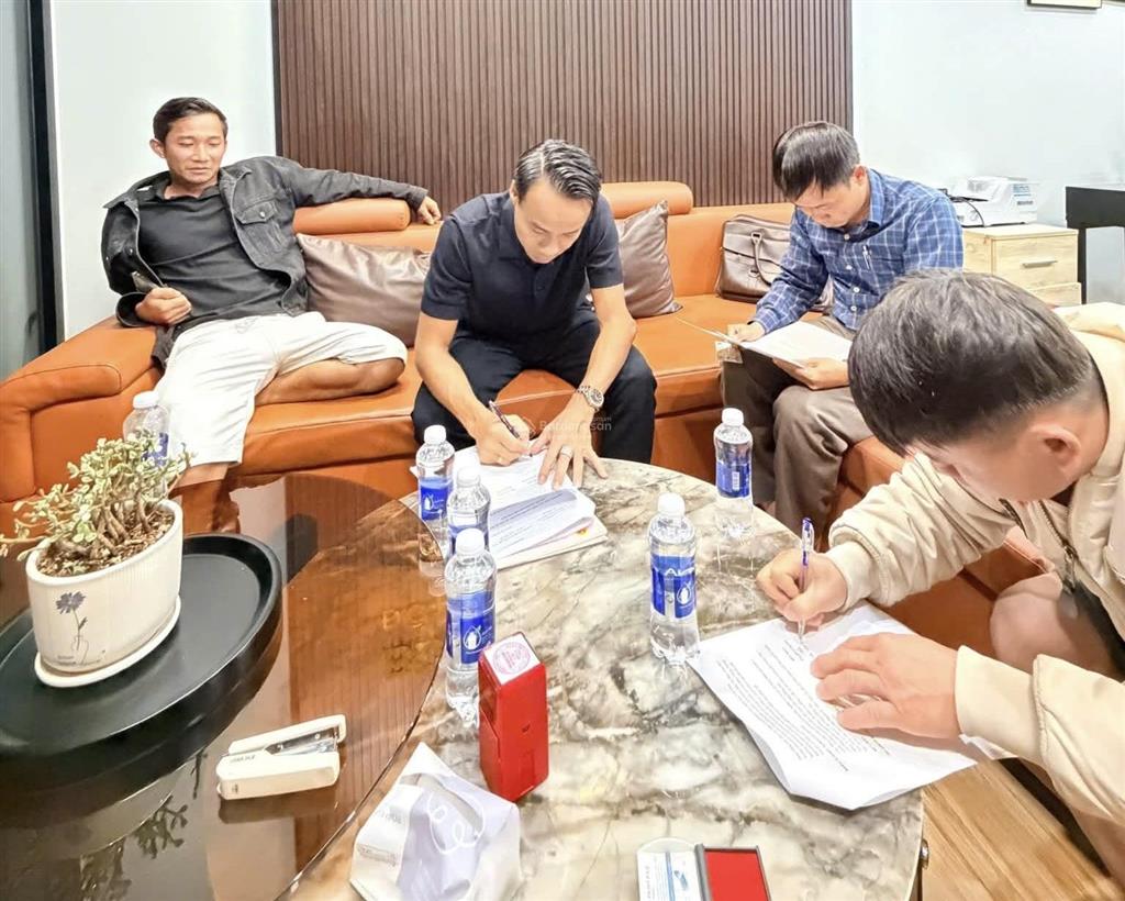 Bán đất dự án thuộc khu dịch vụ sân bay lô góc 110m2 pháp lý sổ hồng mặt tiền 20m  em ngay