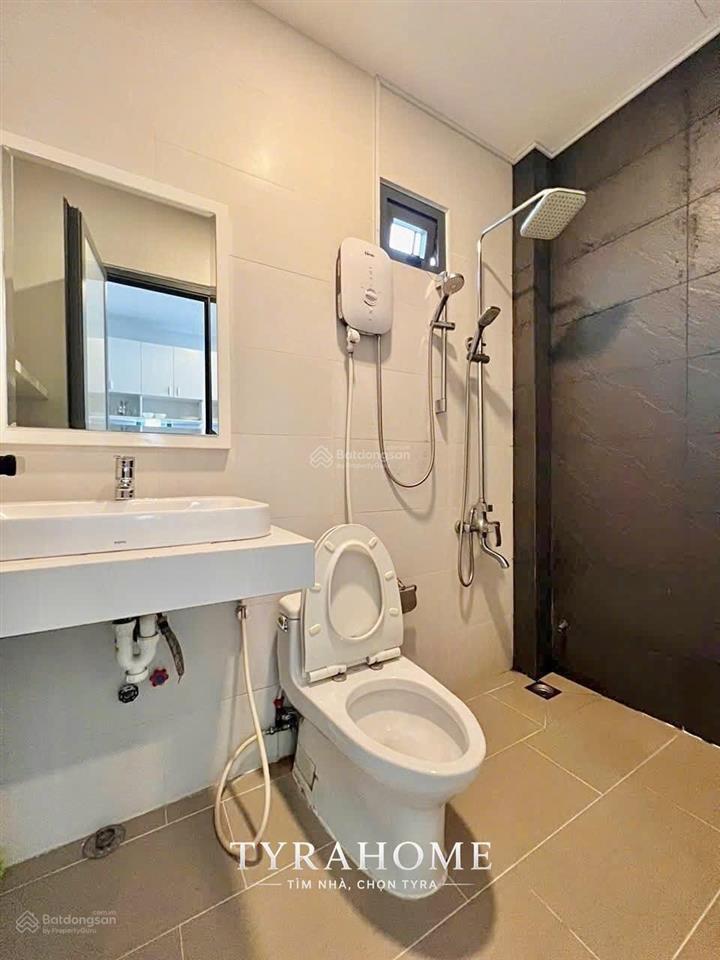 Cho thuê căn hộ thang máy, full nội thất, ban công ngay khu phố ẩm thực phan xích long
