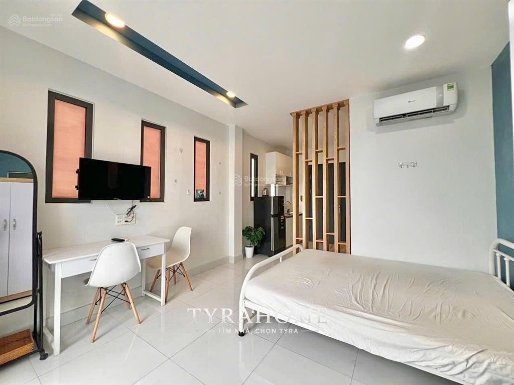 Cho thuê căn hộ thang máy, full nội thất, ban công ngay khu phố ẩm thực phan xích long