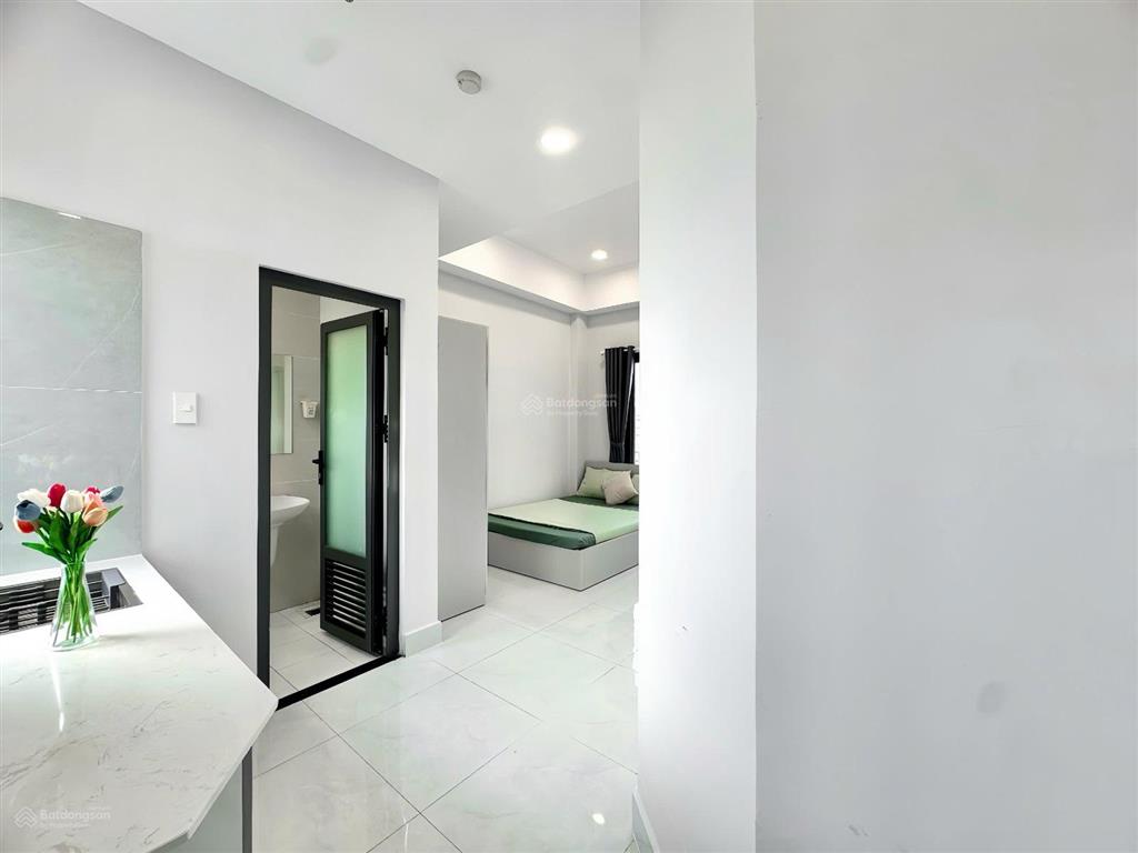 Căn hộ studio  ban công  hầm xe, thang máy, full nội thất tại tân bình