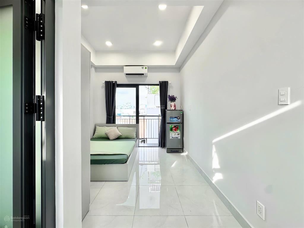Căn hộ studio  ban công  hầm xe, thang máy, full nội thất tại tân bình
