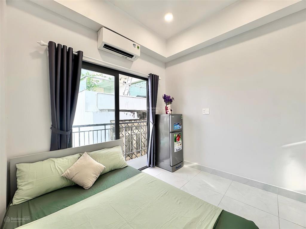 Căn hộ studio  ban công  hầm xe, thang máy, full nội thất tại tân bình