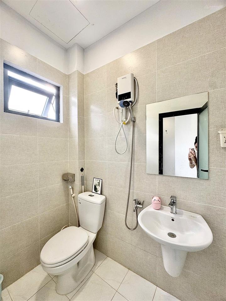 Căn hộ studio  ban công  hầm xe, thang máy, full nội thất tại tân bình