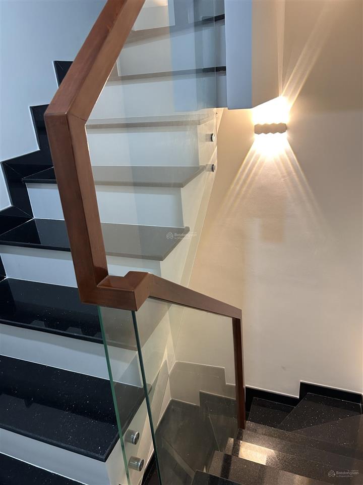 Cho thuê mặt bằng tầng trệt + 1 lầu mt độc lập  tân phú, dt 6,3m x 16m. giá 40 triệu/tháng