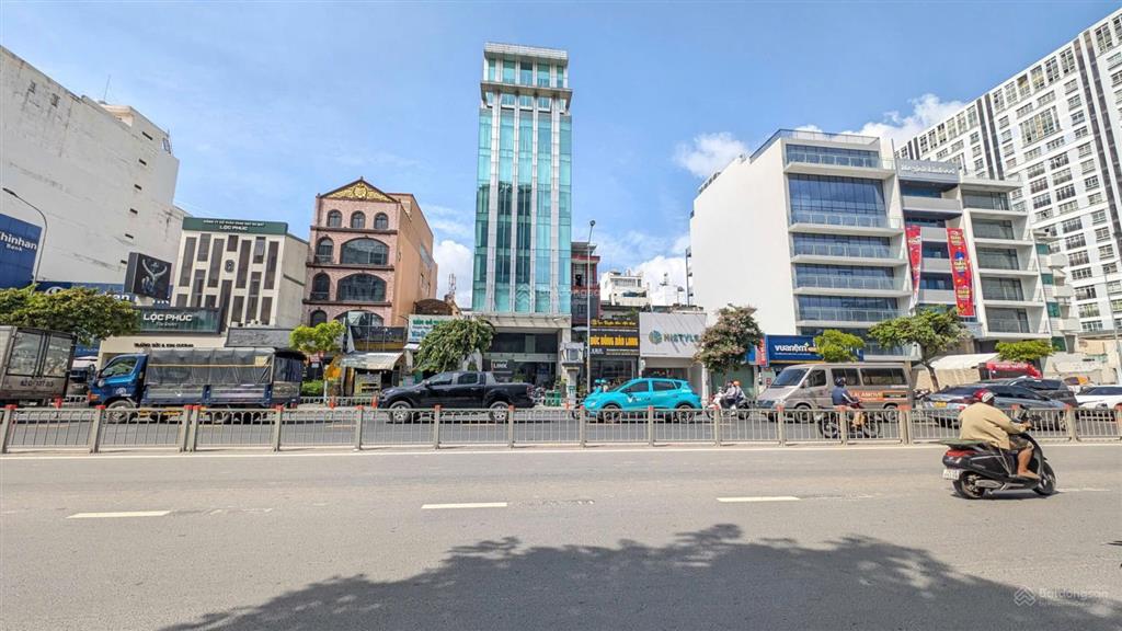 Bán building 2 mặt tiền 123 cộng hoà (dt 10x30m  2 hầm 11 tầng) hđ 500 tr/th. giá 170 tỷ