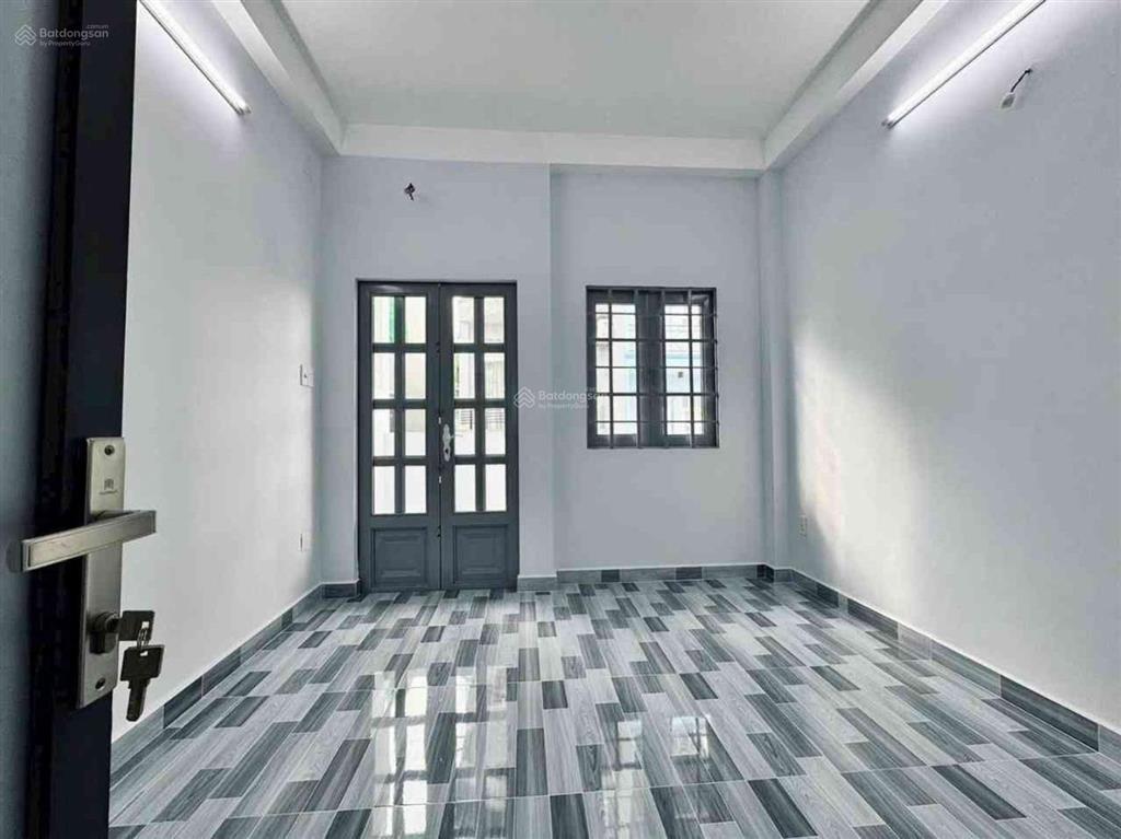Mặt tiền 5 tầng vừa ở vừa kinh doanh đường lạc long quân kế bên đầm sen