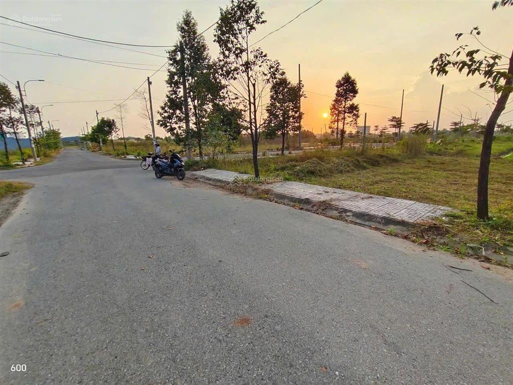 Bán nền 100m2 520 triệu đất hoàng phan thái  mt nhựa 12m  shr