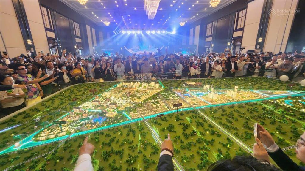 Vinhome hóc môn giá f0 thanh toán 900 triệu mt nhựa 40m view công viên