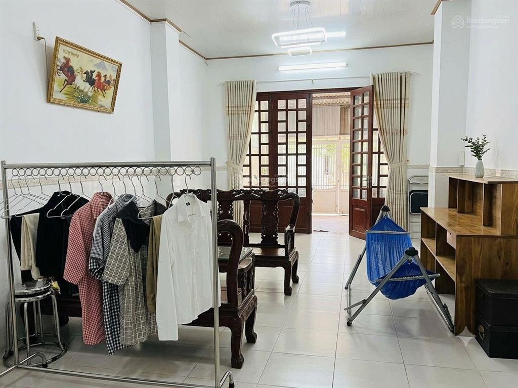 Bán đất tặng nhà2 tầng btct hoàn công đủ có pn trệtthông thống nhấtkế bên là khu phân lô xây xong