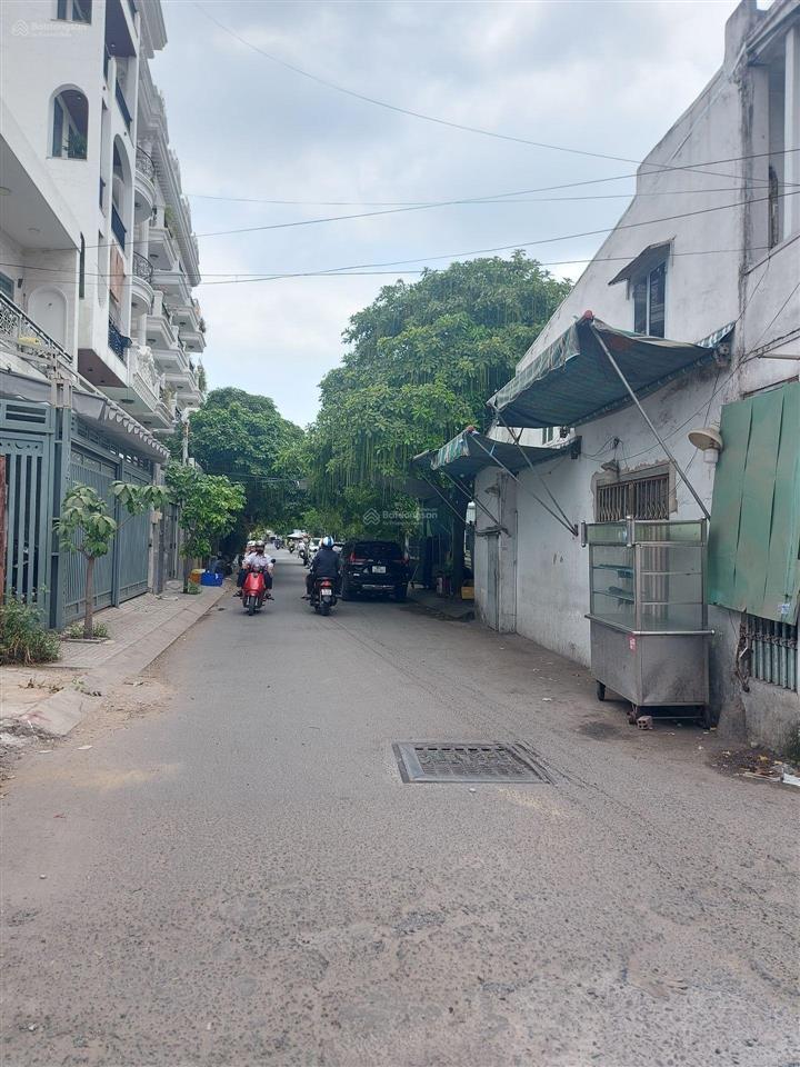 Bán đất tặng nhà2 tầng btct hoàn công đủ có pn trệtthông thống nhấtkế bên là khu phân lô xây xong