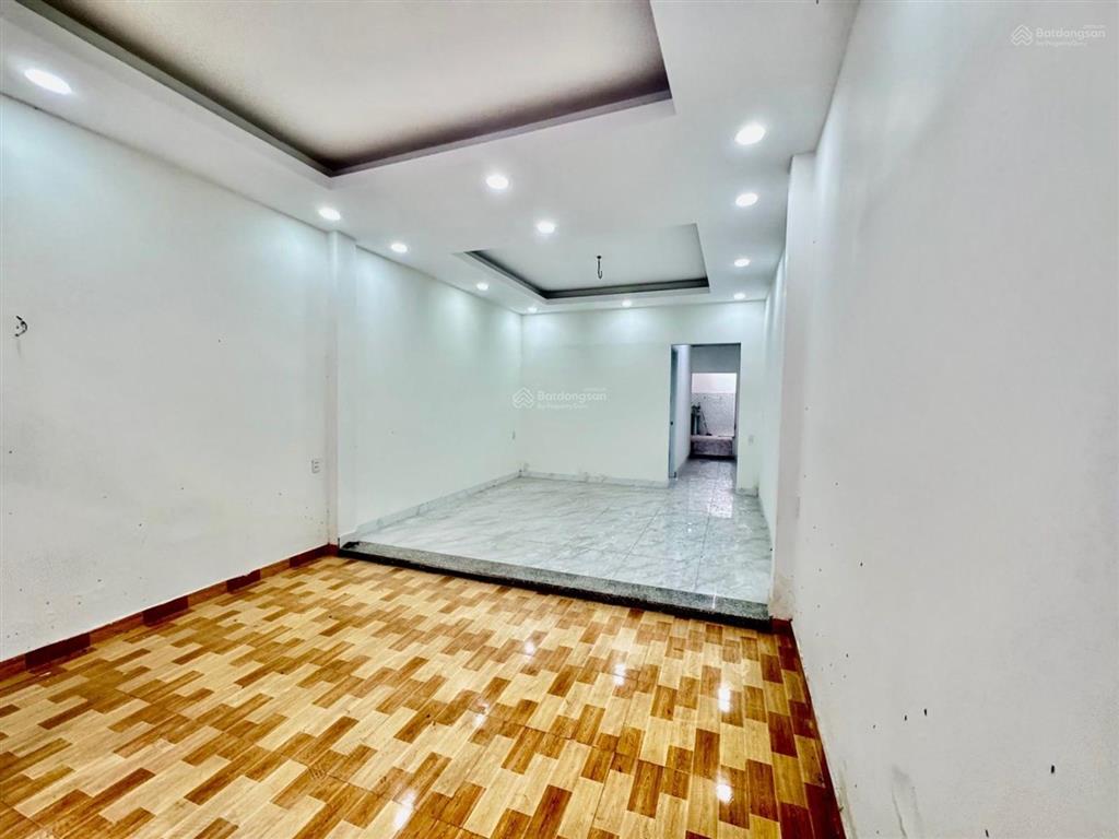 Nhà mới vào ở ngay  lê đức thọ  xe hơi đỗ cửa  gần kênh tham lương  có pn tầng trệt