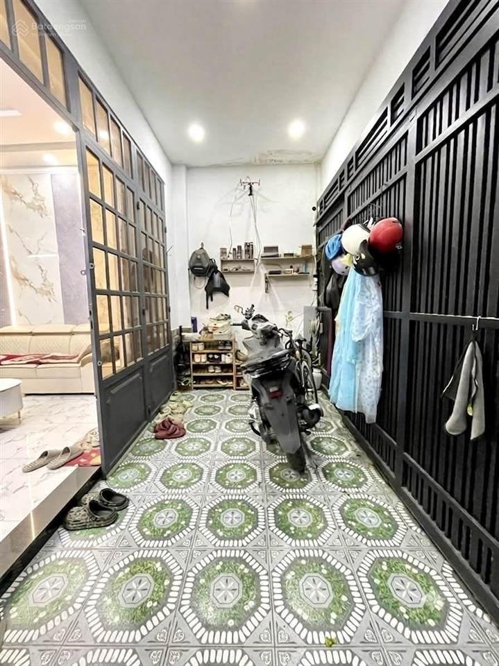 Đi bộ ra siêu thị emart phan huy ích  nhà btct có sân để xe  còn mới vào ở ngay