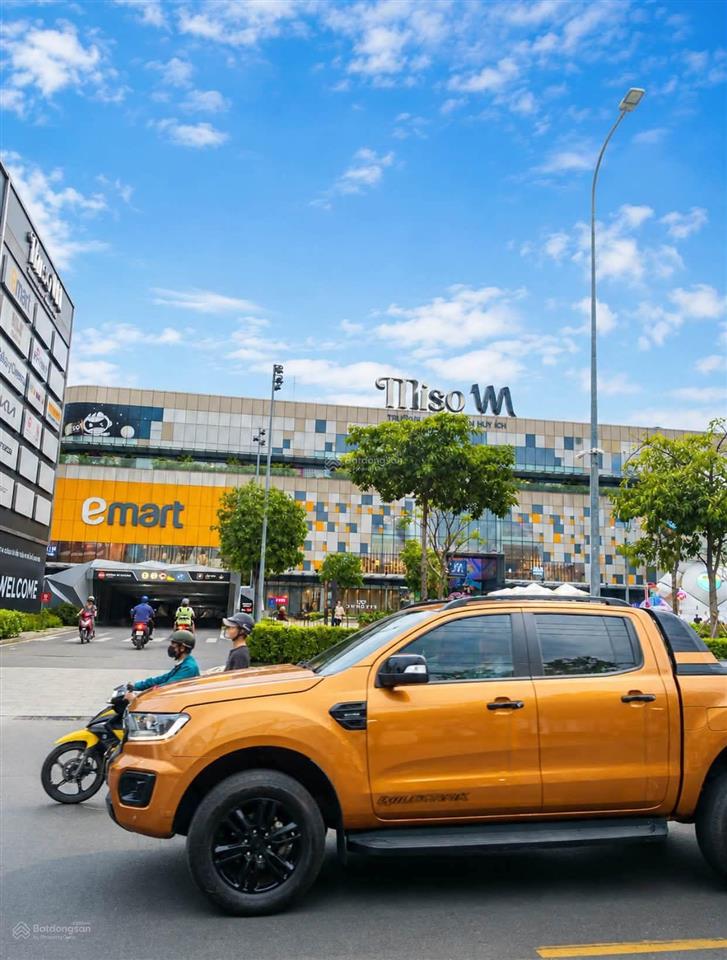 Đi bộ ra siêu thị emart phan huy ích  nhà btct có sân để xe  còn mới vào ở ngay