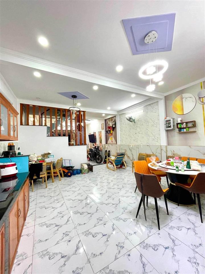 Đi bộ ra siêu thị emart phan huy ích  nhà btct có sân để xe  còn mới vào ở ngay