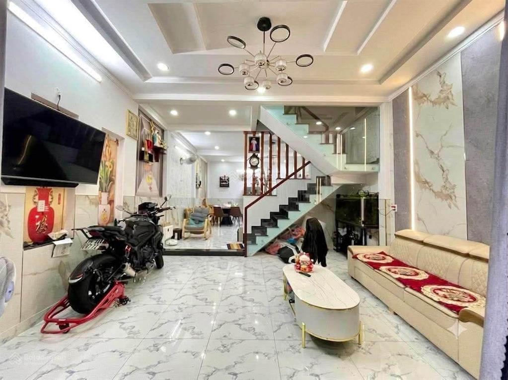 Đi bộ ra siêu thị emart phan huy ích  nhà btct có sân để xe  còn mới vào ở ngay