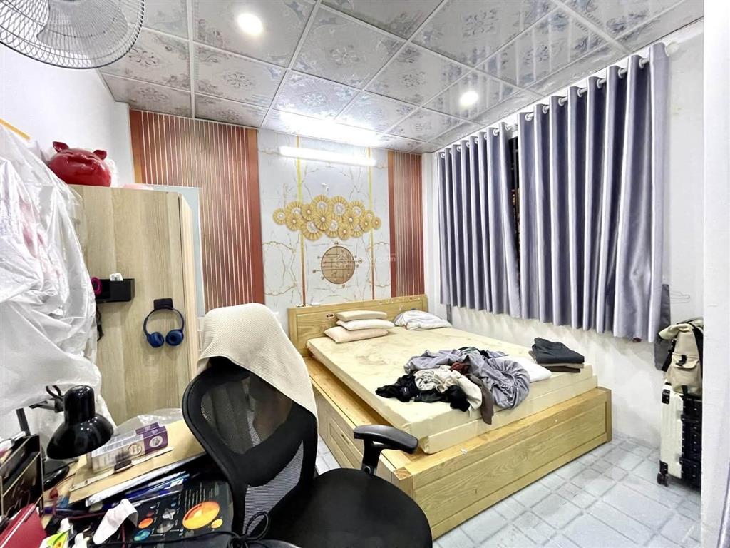 Đi bộ ra siêu thị emart phan huy ích  nhà btct có sân để xe  còn mới vào ở ngay