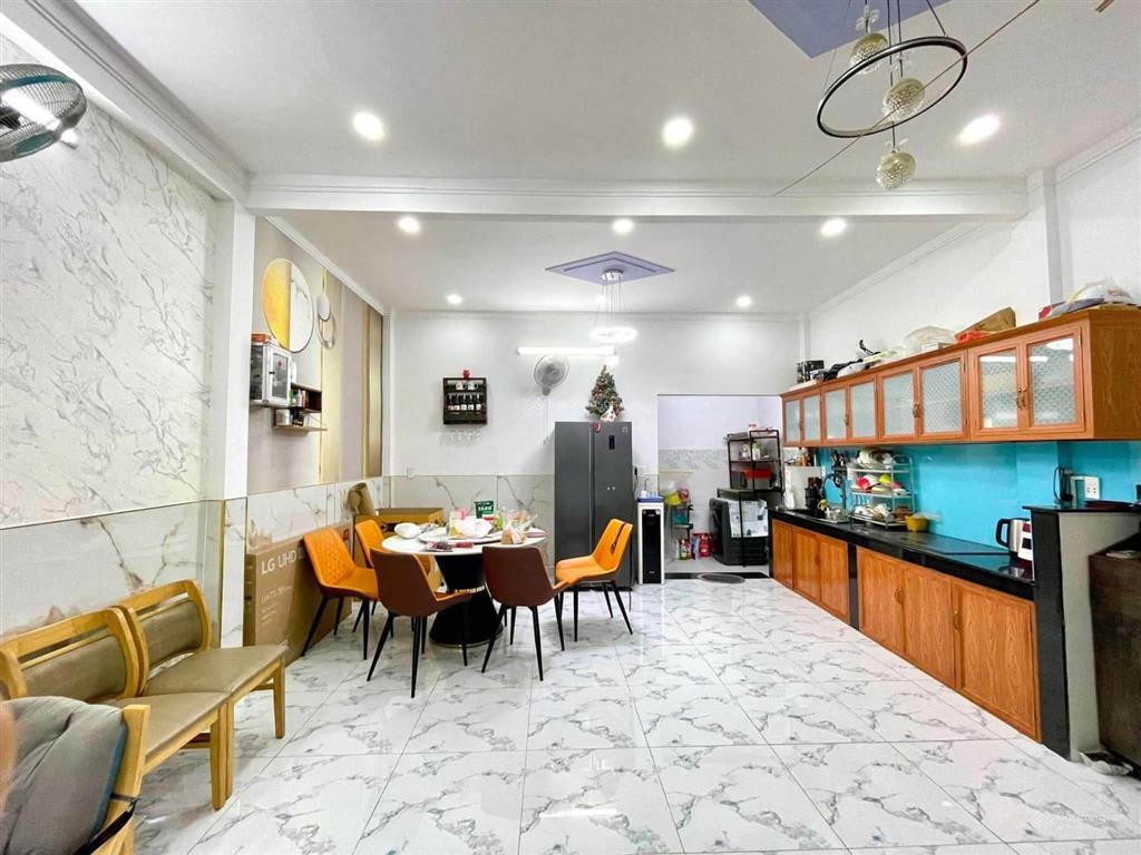 Đi bộ ra siêu thị emart phan huy ích  nhà btct có sân để xe  còn mới vào ở ngay