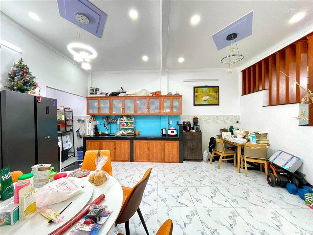 Đi bộ ra siêu thị emart phan huy ích  nhà btct có sân để xe  còn mới vào ở ngay