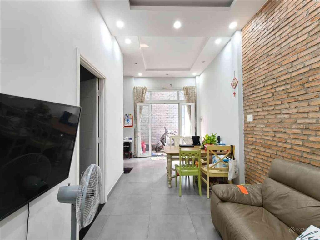 5,5m x 10m  nhà 3 tầng  3pn  gần phạm văn đồng  đi bình thạnh 5 phút
