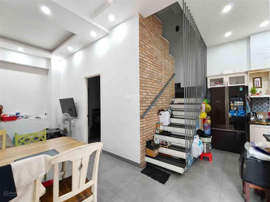5,5m x 10m  nhà 3 tầng  3pn  gần phạm văn đồng  đi bình thạnh 5 phút