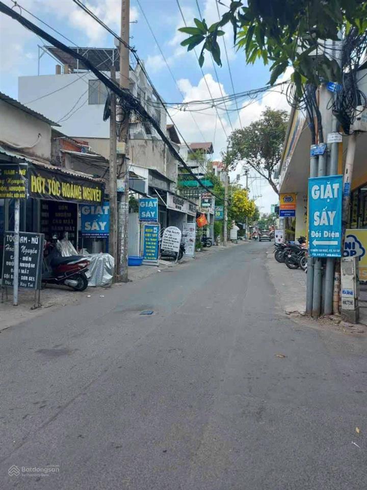 Nhà gần emart  nhà ga t3  hẻm xe hơi  4 tầng 