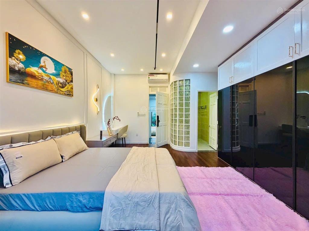 Xe hơi ngủ trong nhà  gần emart phan huy ích  nhà 4 tầng
