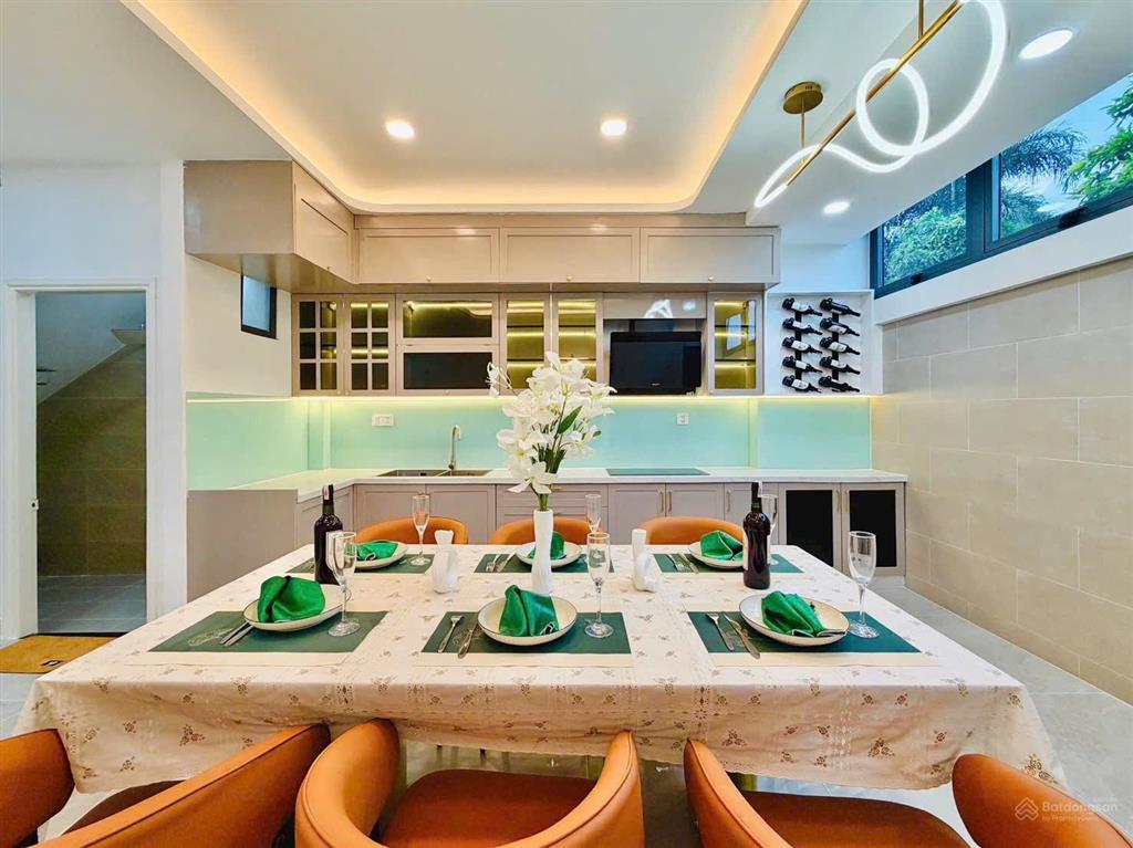 Xe hơi ngủ trong nhà  gần emart phan huy ích  nhà 4 tầng