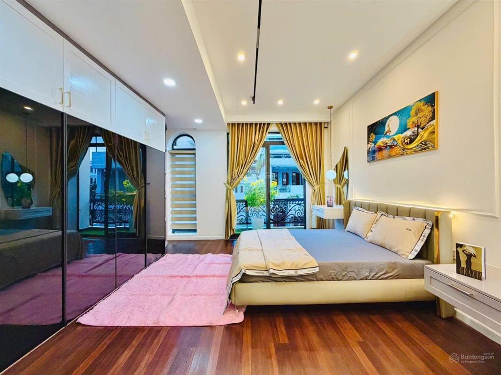 Xe hơi ngủ trong nhà  gần emart phan huy ích  nhà 4 tầng