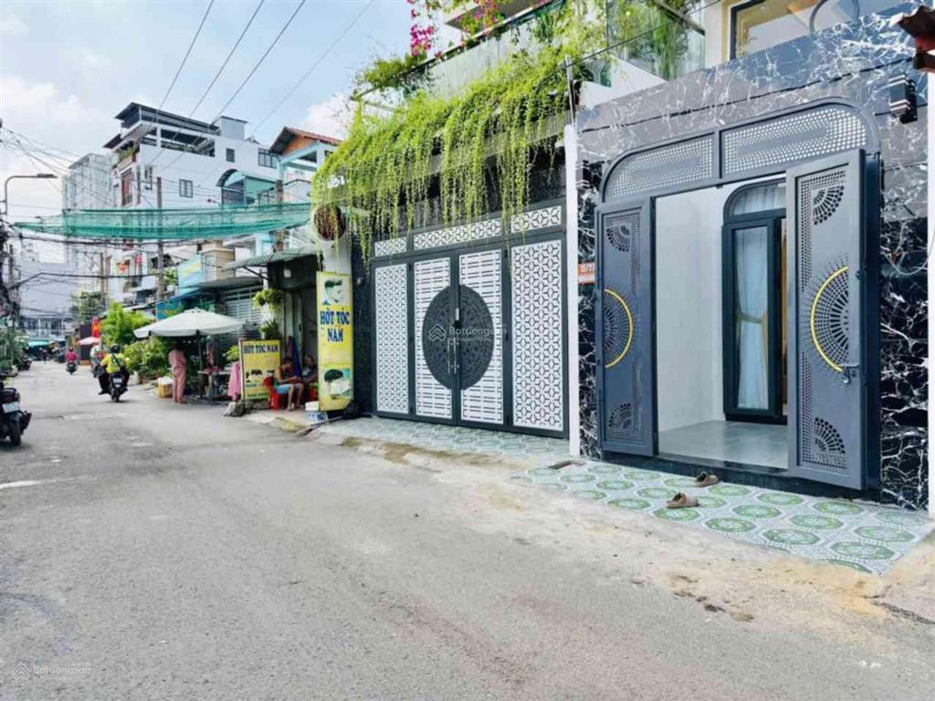 Nhà gần emart  hẻm xe hơi  5 tầng