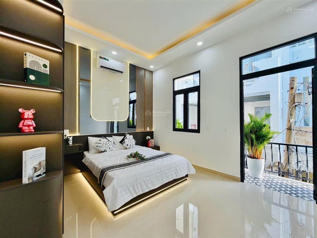 5,75 tỷ  ngang 4,4m nở hậu 5,2m  full nội thất  có phòng ngủ tầng trệt