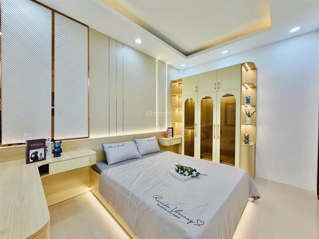 5,75 tỷ  ngang 4,4m nở hậu 5,2m  full nội thất  có phòng ngủ tầng trệt