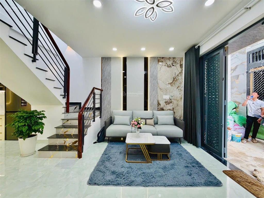 5,75 tỷ  ngang 4,4m nở hậu 5,2m  full nội thất  có phòng ngủ tầng trệt